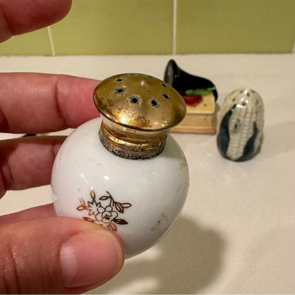 Lot of Vintage Salt and Pepper Shakers Assorted Collectible Kitchen Decor - Picture 6 of 16